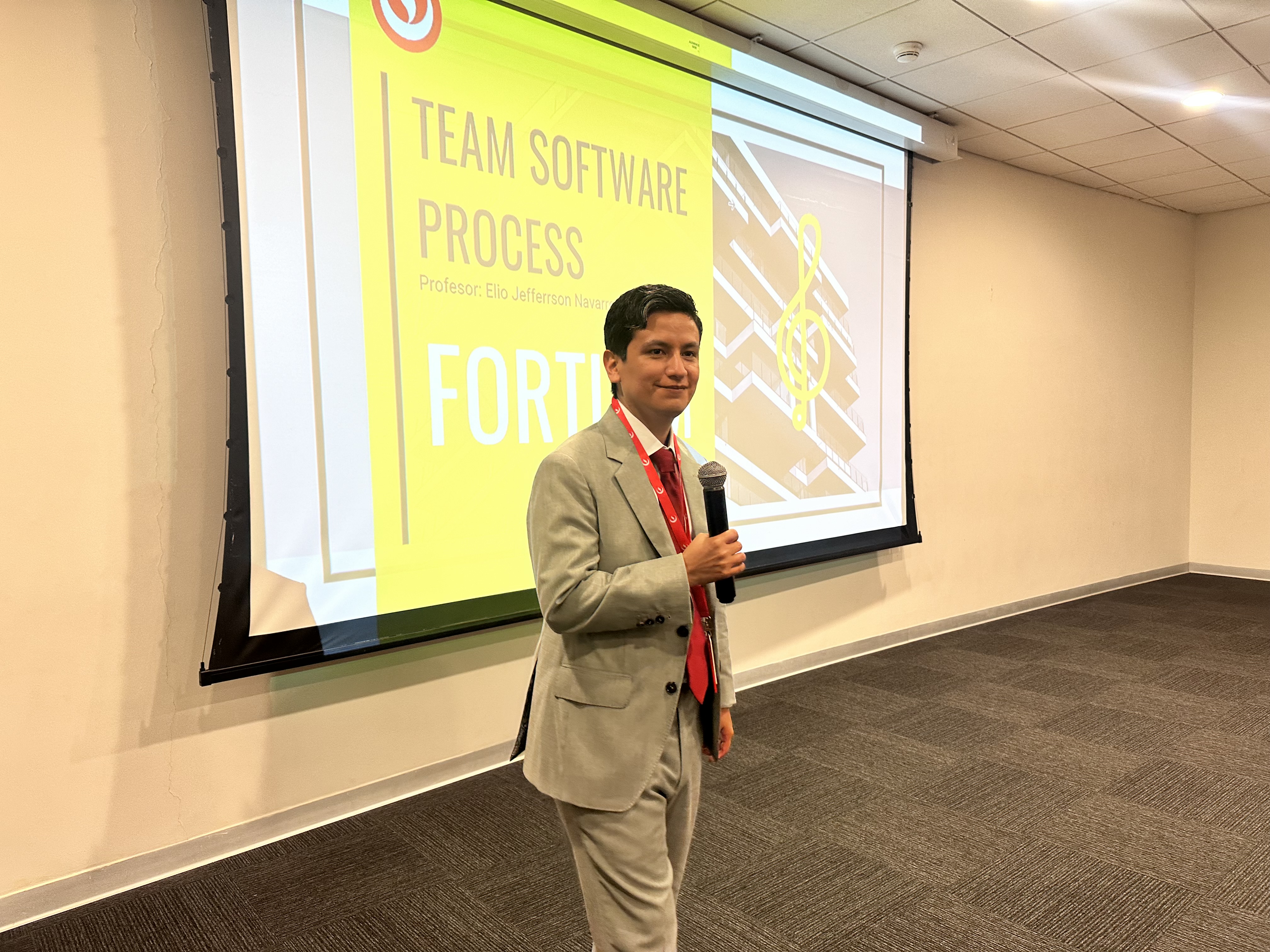 Elio Navarrete presenting Team Software Process at conference